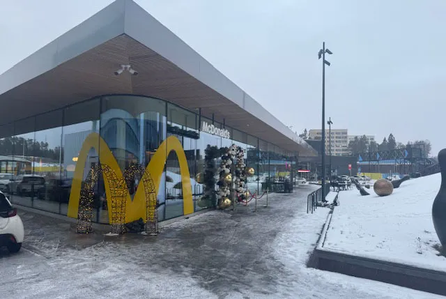 McDonald's-ravintolan lasijulkisivu talvella
